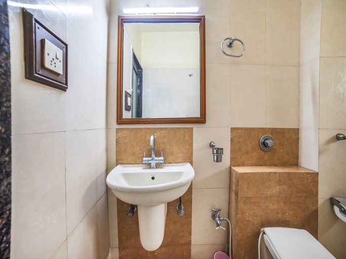 Bathroom 3, Fabhotel Santoor, Indore
