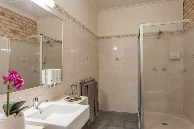 Bathroom 4, Highlander Motor Inn & Apartments, Toowoomba - Central