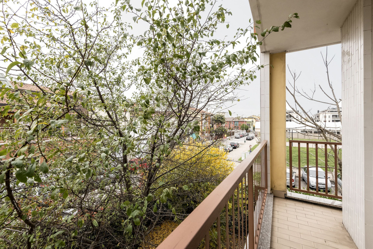 Balcony 4, Suitelowcost Humanitas Apartment, Milano