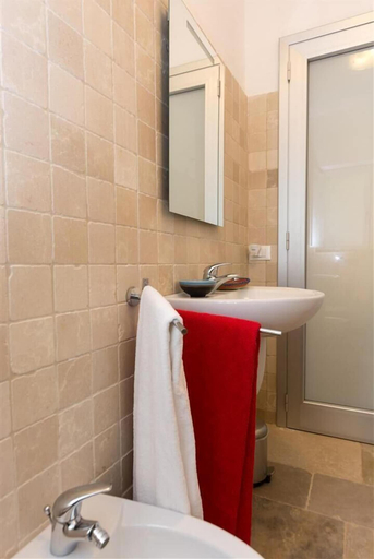 Bathroom, Trullo Petrelli, Brindisi