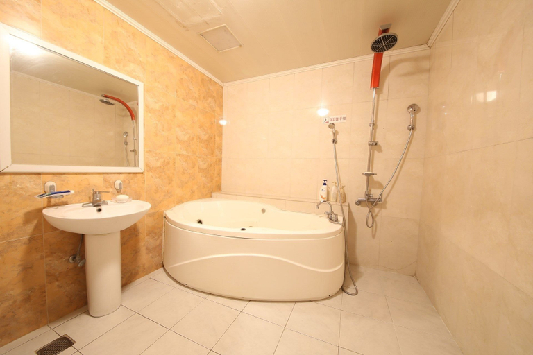 Bathroom, Sasang J, Sasang