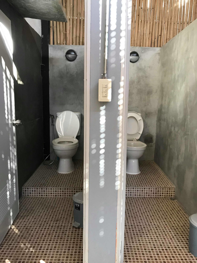 Bathroom 4, Lao Huk Bed and Cafe - Hostel, Vientiane