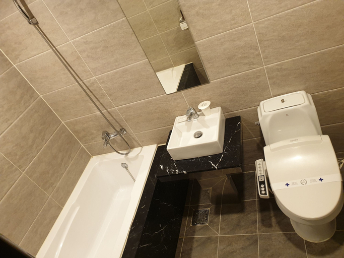 Bathroom 5, Hotel Bandi, Jung