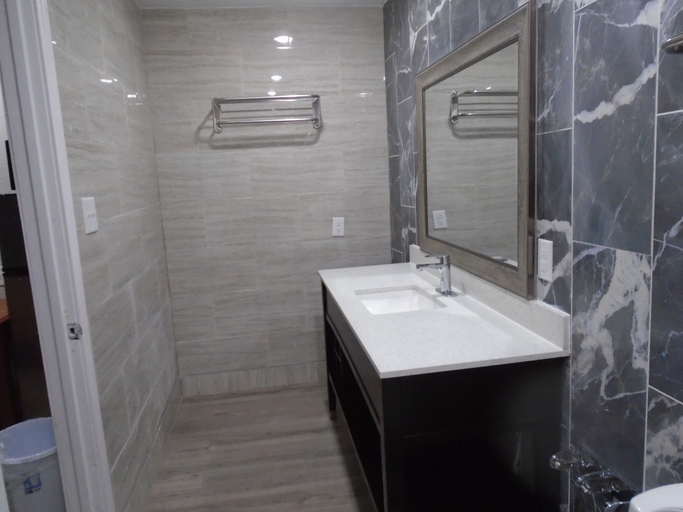 Bathroom 5, Town House Motel, Matagorda