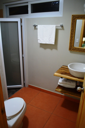 Bathroom 3, Hotel Los Mangos, Jucuarán