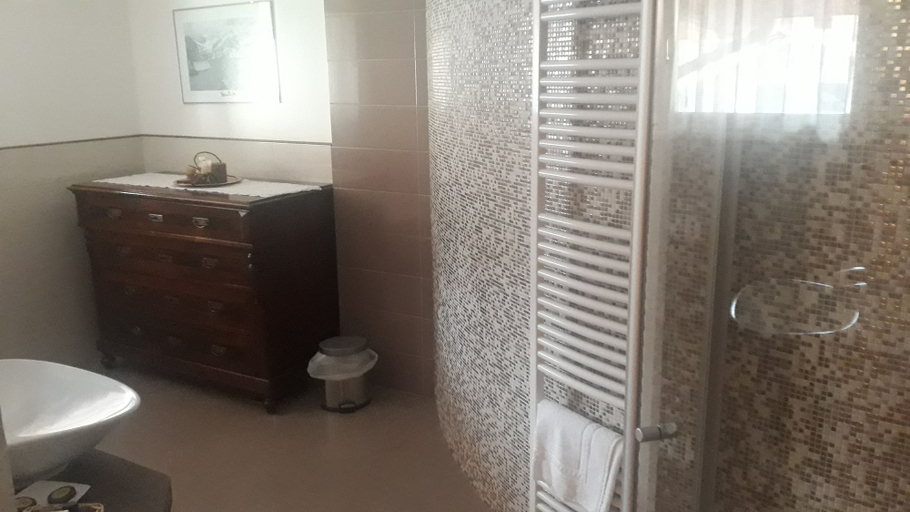 Bathroom 4, Agritur Melissa, Trento