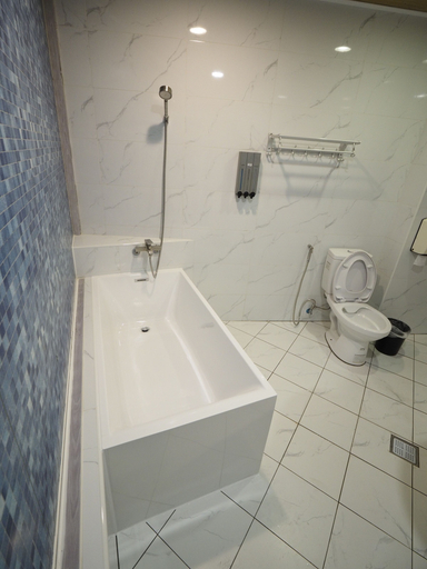 Bathroom 4, HeYue Hotel, Hsinchu City