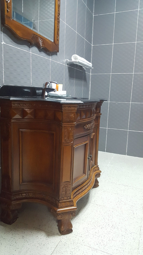 Bathroom 2, Phoenicia Hotel & Casino, Rainville
