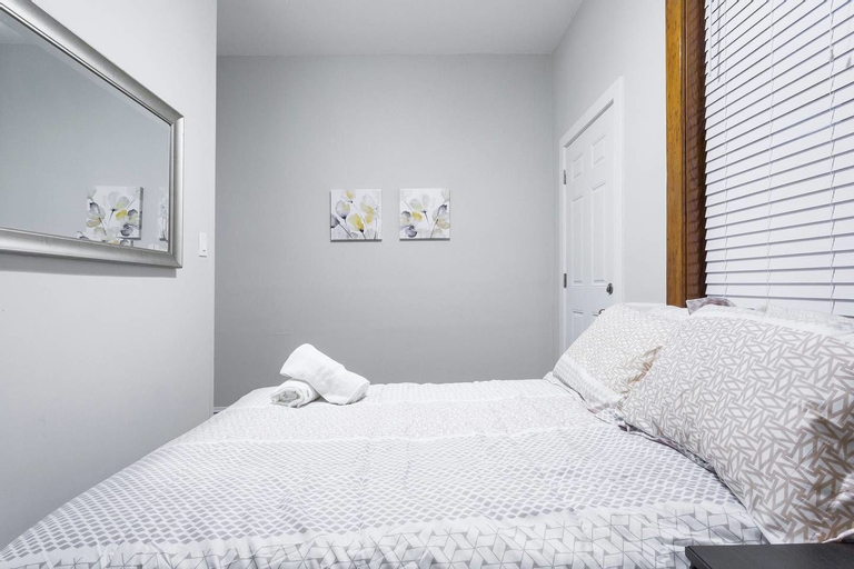 Bedroom 2, Windy City Wanderer - Depaul, Train, Wrigley Field, Cook
