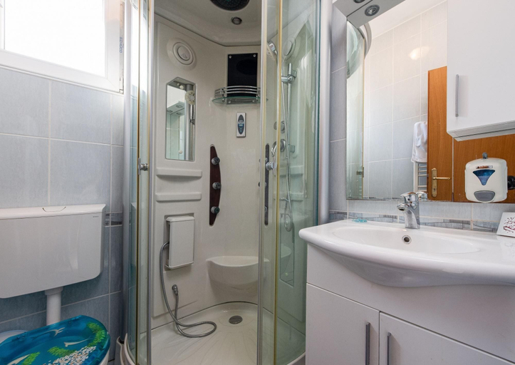 Bathroom 3, Villa Štrkalj Zadarvillas, Poličnik