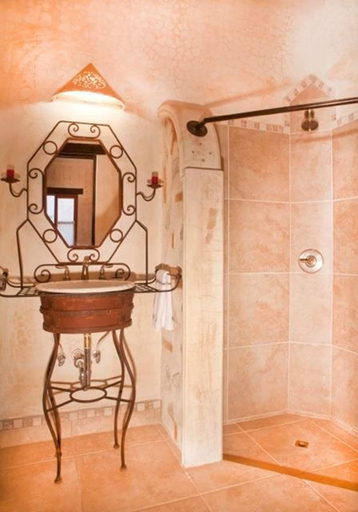 Bathroom 2, Casa Santa Cruz, Antigua Guatemala