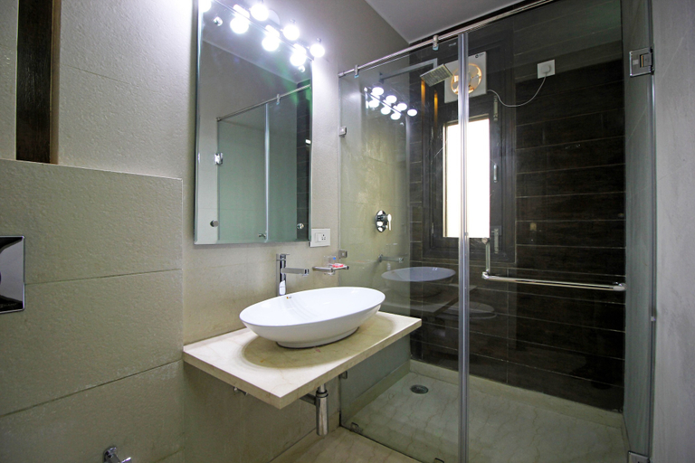 Bathroom 4, Gazebo Inn And Suites, Gurgaon