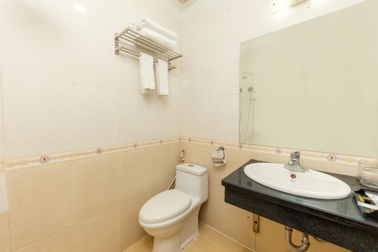 Bathroom 3, Super OYO Capital O 387 Bach Duong Hotel, Cầu Giấy