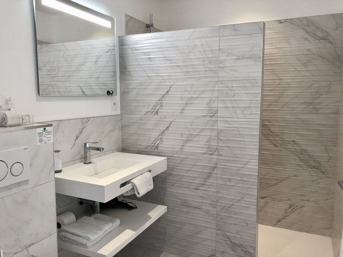 Bathroom 5, Hôtelya - Lille - Villeneuve d'Ascq, Nord