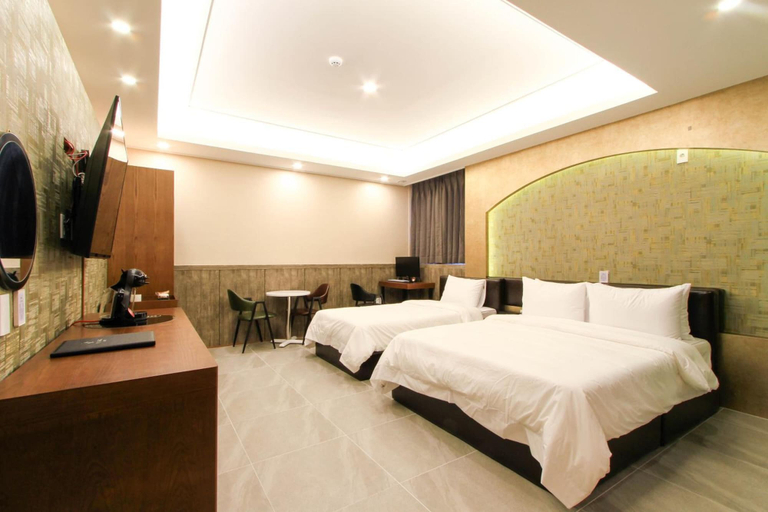 Bedroom 3, The King Hotel, Yeonje