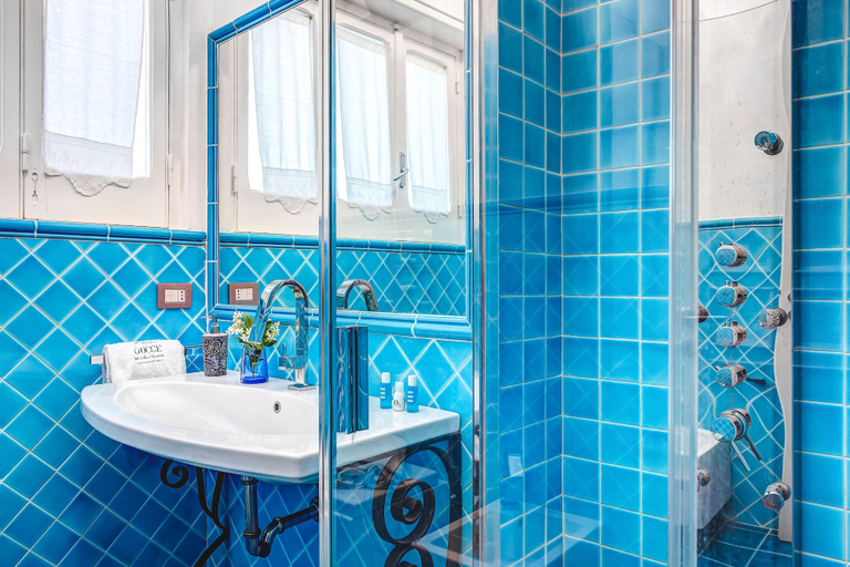 Bathroom 3, Medusa and the Seahorse Villa, Napoli