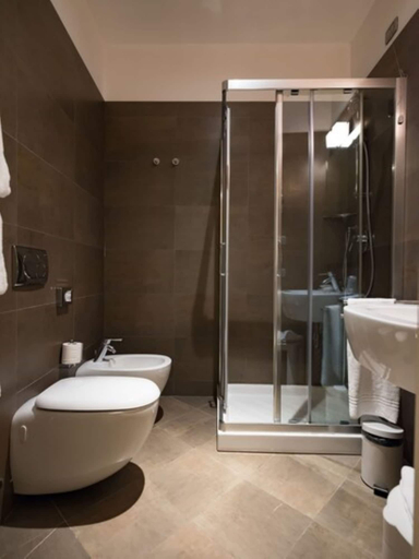 Bathroom 5, Hotel Dell'Opera, Venezia