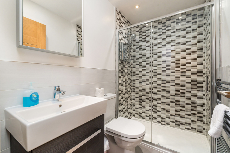 Bathroom, Piccadilly Lofts by Allô Housing, London