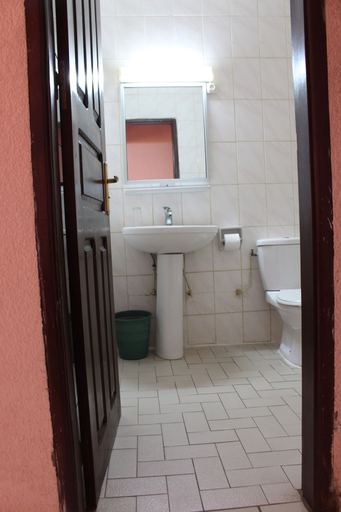 Bathroom 4, Prestige Hotel, Mfoundi