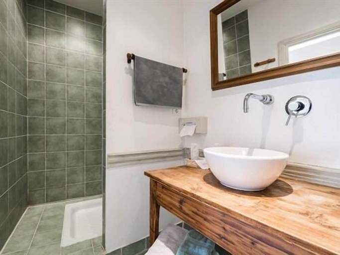 Bathroom 3, Château des Marcilly Talaru, Loire