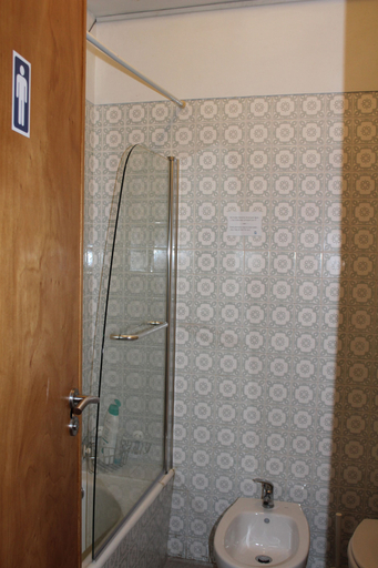Bathroom 3, TripGeo Guesthouse, Lisbon