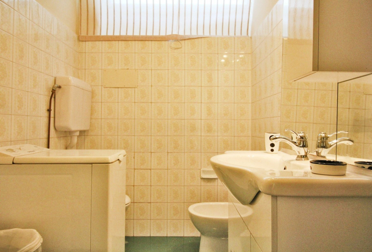 Bathroom, Apartment Salò - Direct Access to Garda Lake, Brescia
