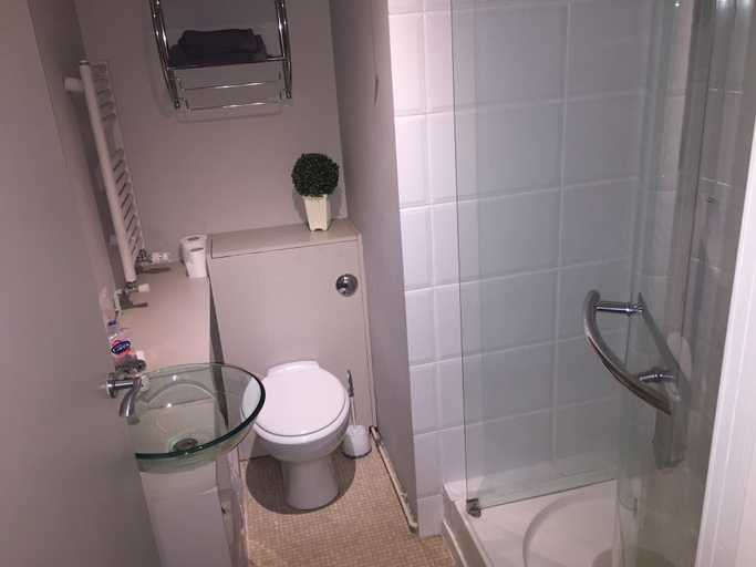 Bathroom 4, Large 2-bed House Derbyshire off Chatsworth rd, Derbyshire