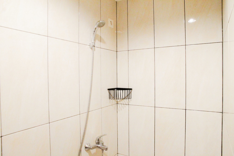 Bathroom 5, Comfortable Studio Apartment @ Grand Kamala Lagoon By Travelio, Bekasi