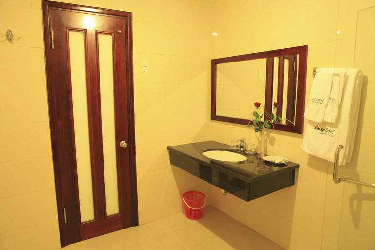 Bathroom 3, Luxe Hotel, Đồng Hới