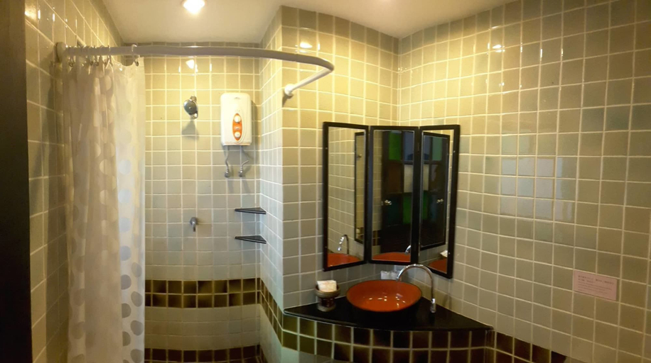 Bathroom 5, Wangburapa Grand Hotel, Muang Chiang Mai