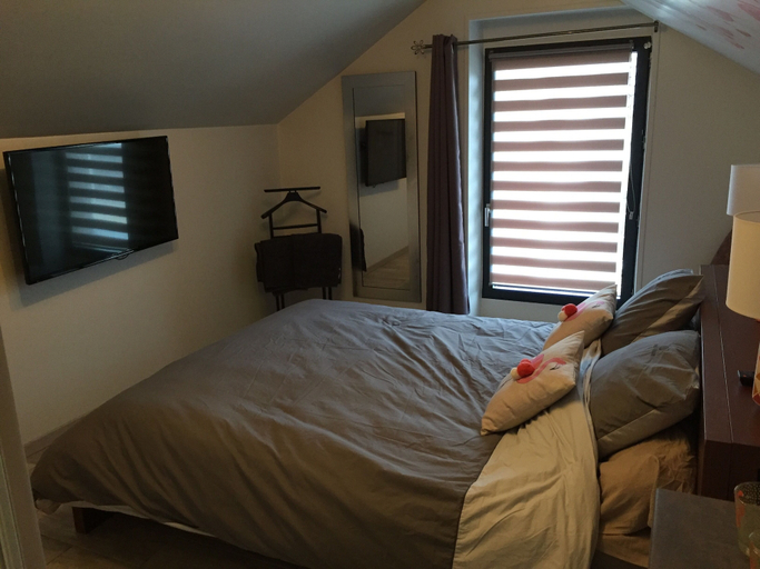 Bedroom 3, Le Rouge & Blanc, Yonne