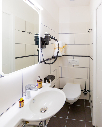 Bathroom 3, Berti Hôtel Mulhouse Centre Gare, Haut-Rhin