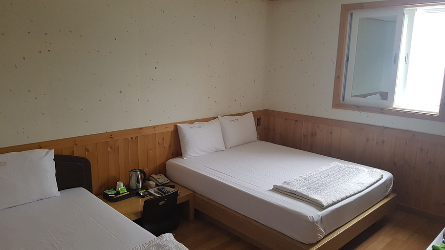 Bedroom 3, Twelve Motel, Chilgok
