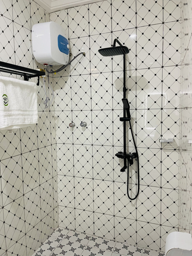 Bathroom 4, Clinton Lodge, Tamale