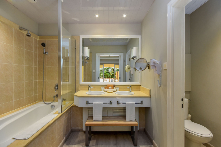 Bathroom 5, Mauricia Beachcomber Resort & Spa