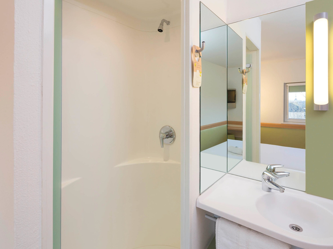 Bathroom 5, ibis budget Glasgow, Glasgow