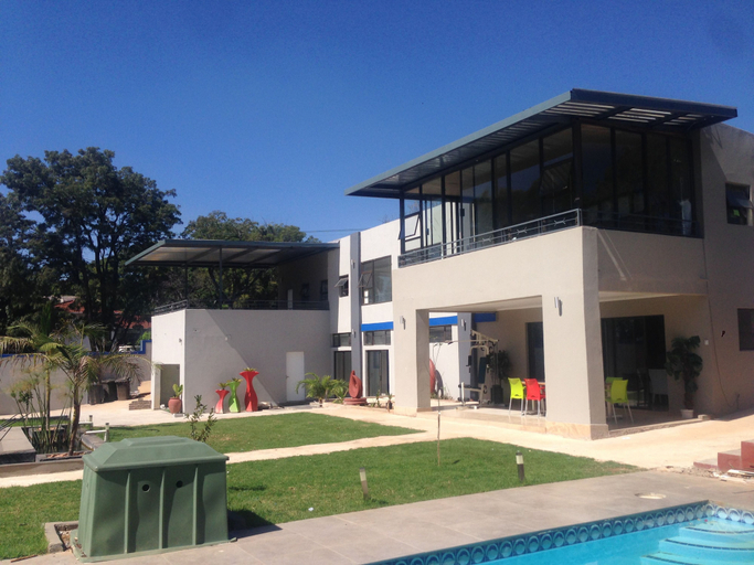 Exterior & Views
