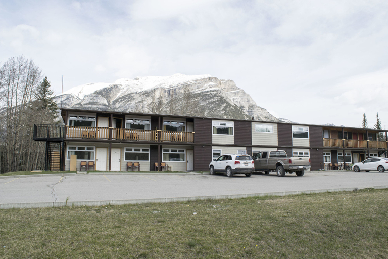Exterior & Views, Yamnuska Suites, Division No. 15