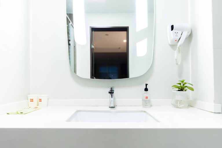 Bathroom 4, ibis Yixing South Renmin Rd, Wuxi