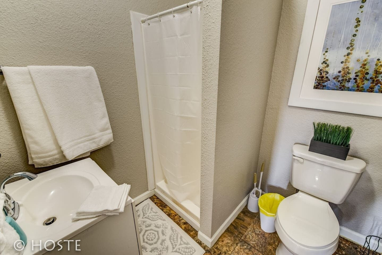 Bathroom 3, 1BR Downtown Townhome King Bed, 5 Min to Shops, El Paso