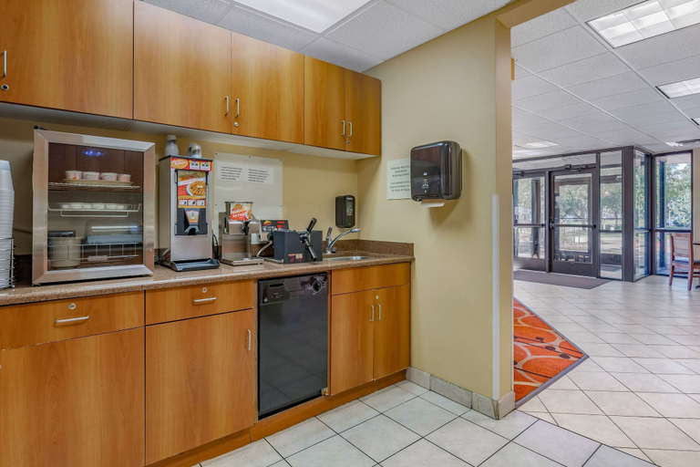 Food & Drinks 5, Econo Lodge Inn & Suites Des Moines Fairgrounds Area, Polk