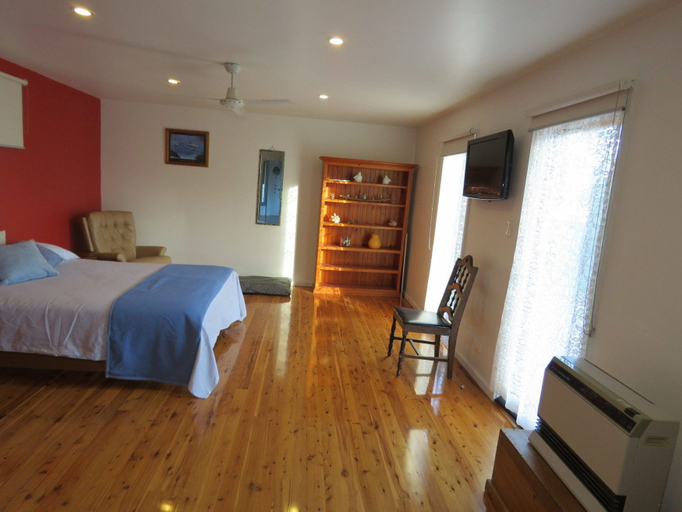 Bedroom 3, 5 Little Penguin Cottage in Cowes, Bass Coast - Phillip Is.