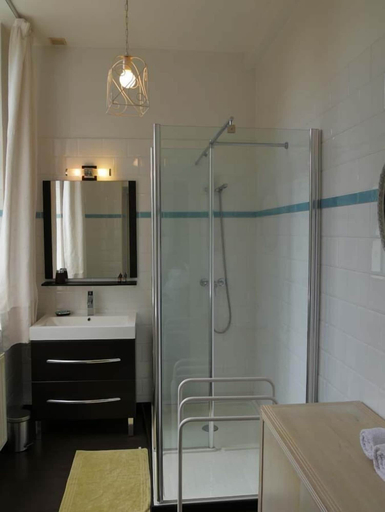Bathroom 5, Chambres d'Hôtes Château de Courcelette, Nord