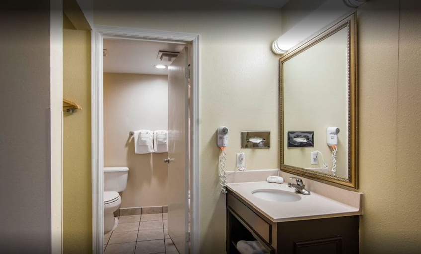 Bathroom, MainStay Suites Williamsburg Historic Area, Williamsburg
