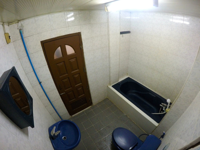 Bathroom 4, May Shan Hotel, Yangon