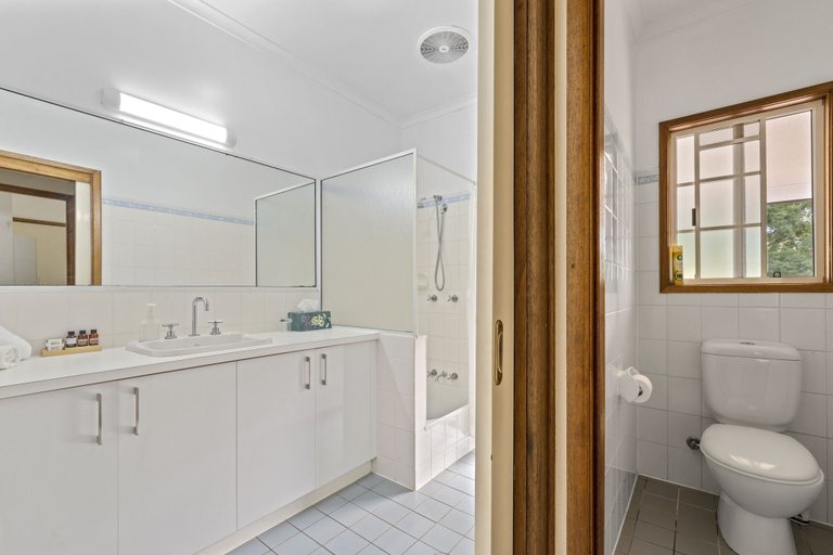 Bathroom 3, Birds 'n' Bloom Cottages, Eacham