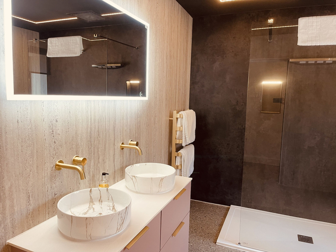 Bathroom 3, South View Lodges, Devon