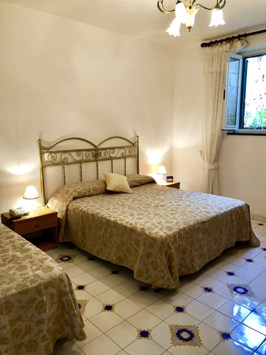 Bedroom 4, Alfonso a Mare, Salerno