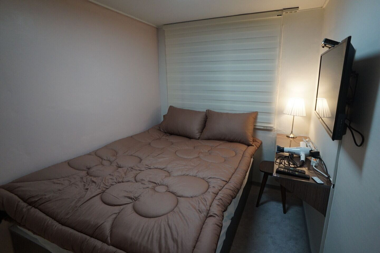 Bedroom 3, Blue Mansion Guesthouse, Mapo