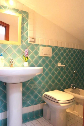 Bathroom 3, Gemelle di Cairoli, Olbia-Tempio